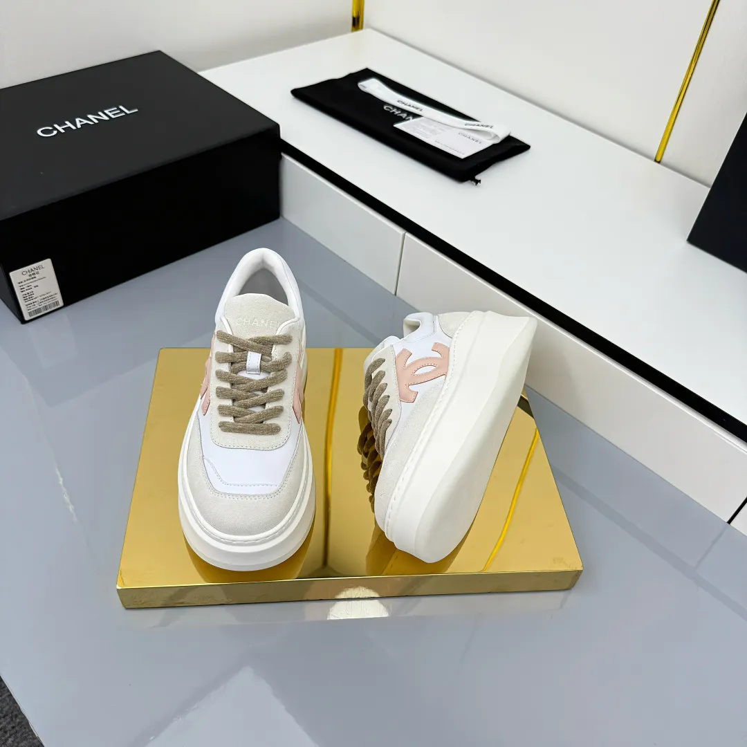 👟👟Ex-factory price 660👟👟 Top version! Chanel Chanel panda shoes! 2025 counter's top casual sports shoes. This classic design; the upper is electro-embroidered with a variety of techniques; the outsole is fashionable and sporty; the unusual inclusion of a variety of color matching elements... The diversified mix and match is very good-looking and versatile, and can be used for leisure, fashion, sports, and outdoor... ꫛꫀꪝ Go➫ Materials: ❶Upper made of: original imported first-layer silk cowhide + original waterproof cloth + original first-layer cowhide ❷Inner lining: Original Yangli+wang ❸ Outsole based on: Original TPU combination outsole Counter boutique packaging complete set for women 35–41